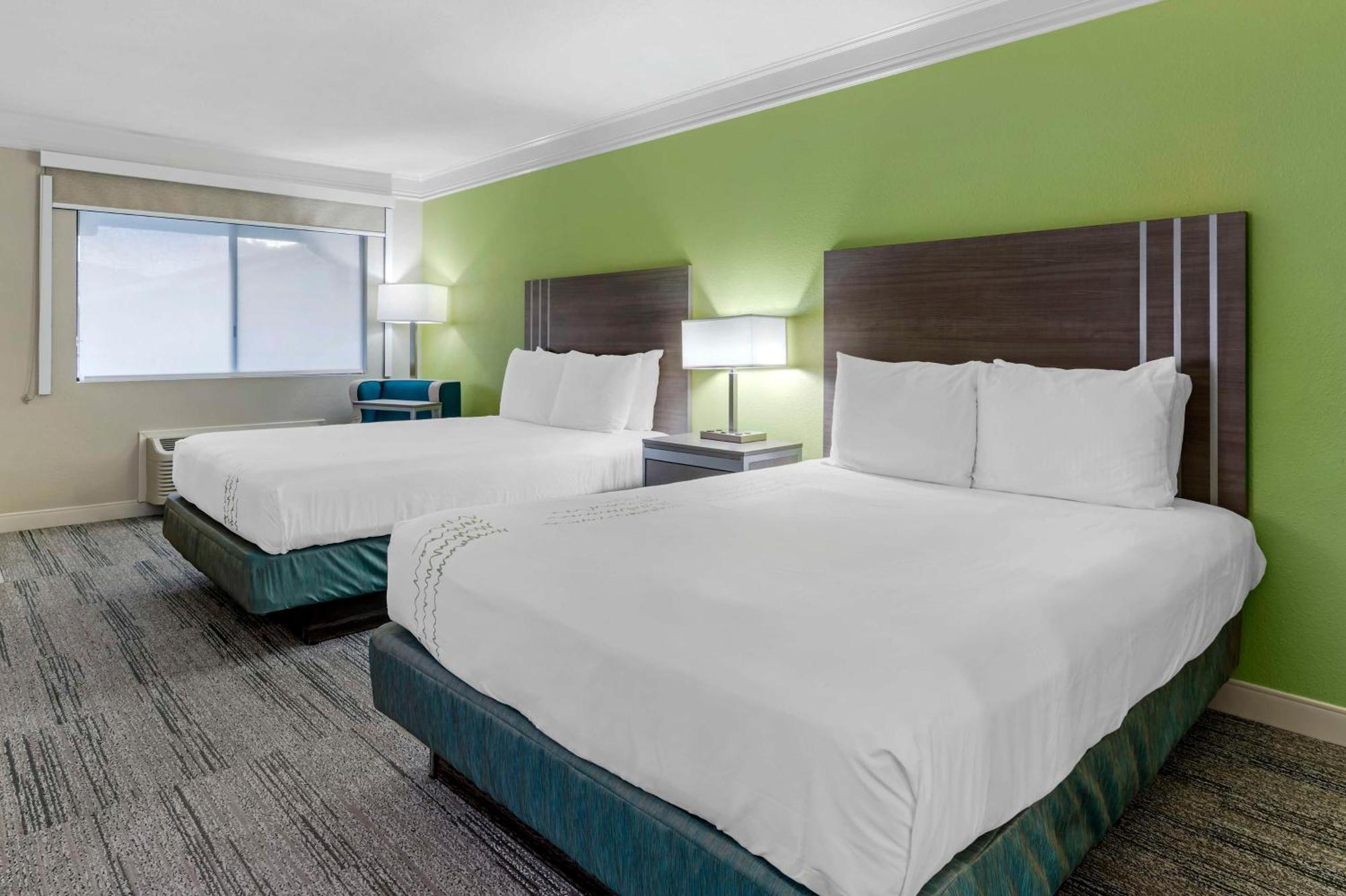 Queen Room with Two Queen Beds - Non-Smoking,1500555553:JPEG